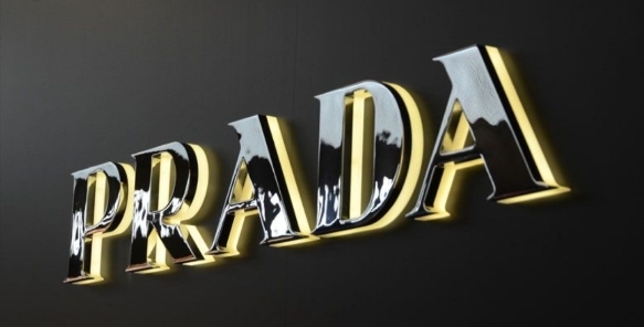 Photo of LED lighting in side-lit channel sign